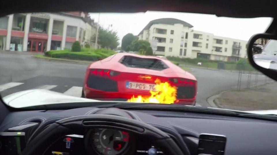 Lepí se vám někdo na zadek? Pusťte z výfuku plameny!